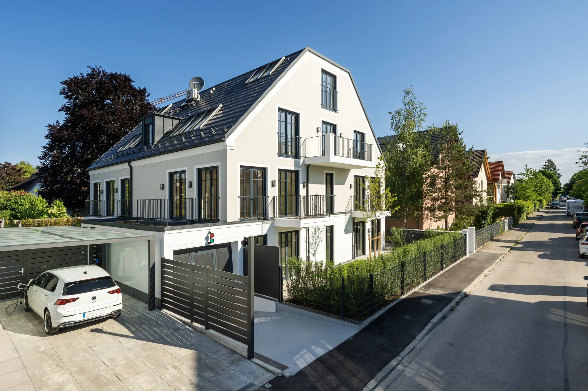 Außenansicht Straßenseite mit Carport — Foto 2024